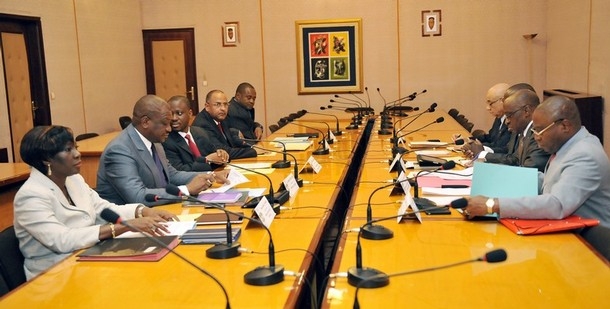 Côte d`Ivoire: le gouvernement sort du Golf hôtel, un forum pro-Gbagbo rasé